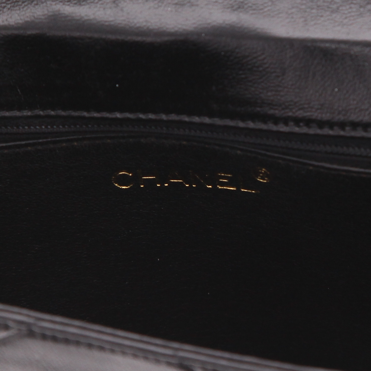 Chanel  Vintage handbag  in black leather - Detail D2