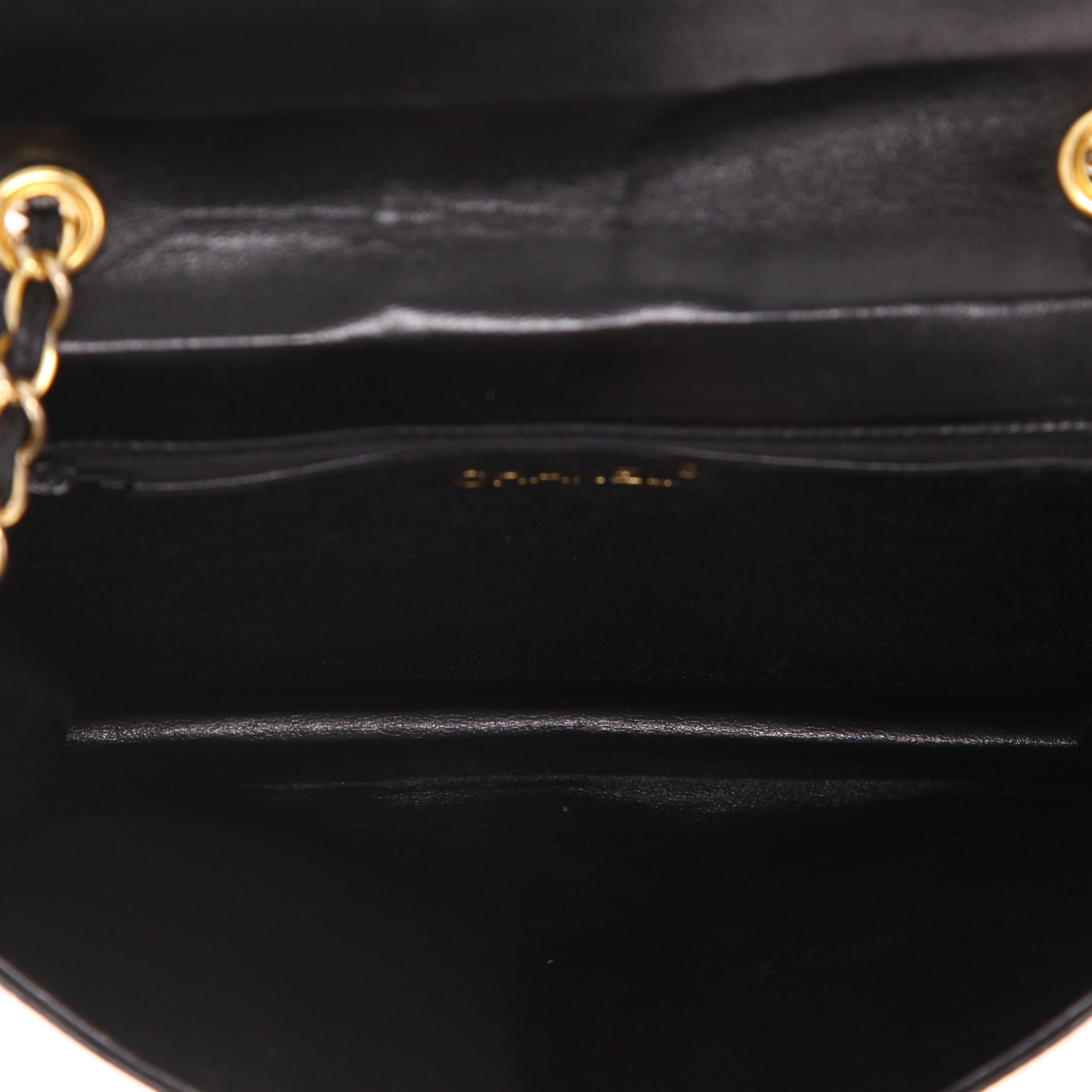 Chanel  Vintage handbag  in black leather - Detail D3
