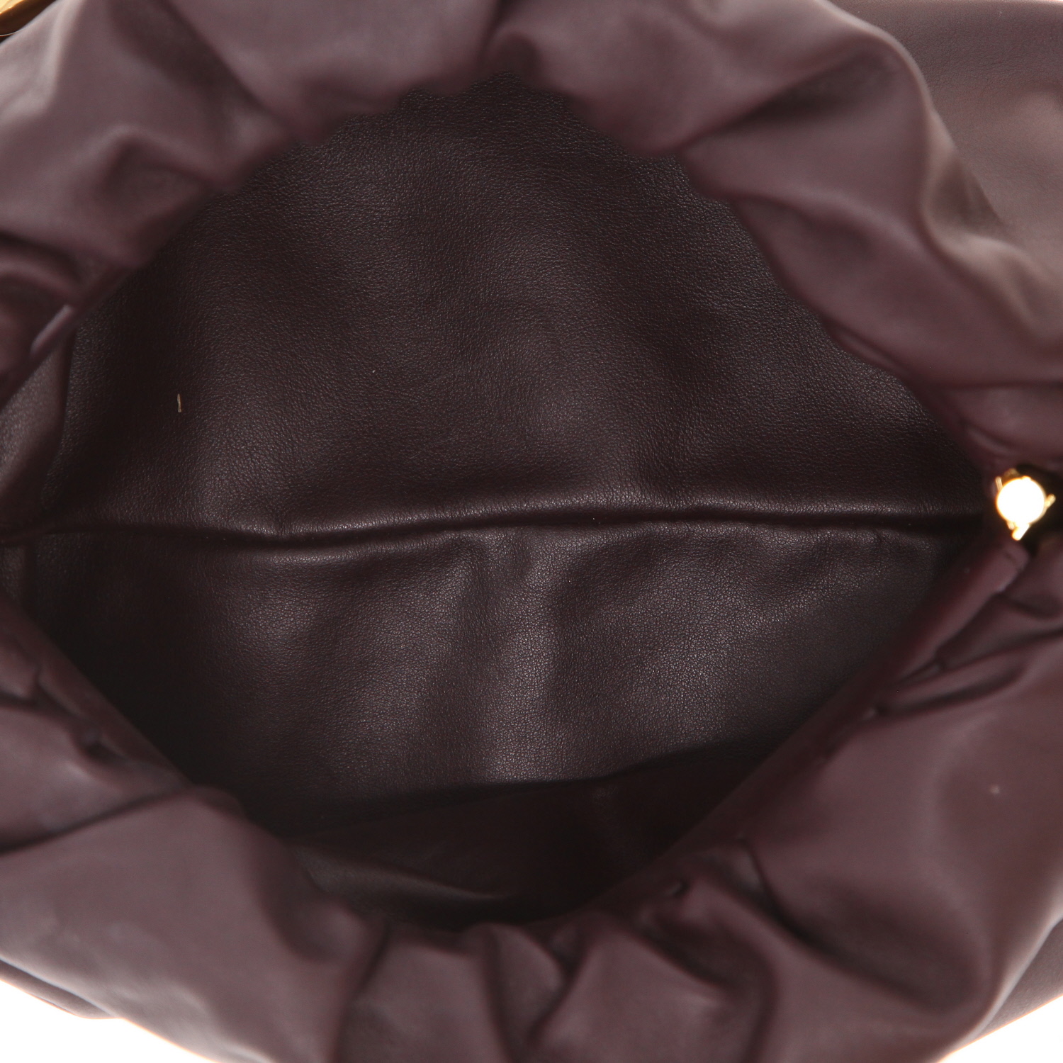 Bolso de mano Bottega Veneta  Pouch en cuero color berenjena - Detail D3