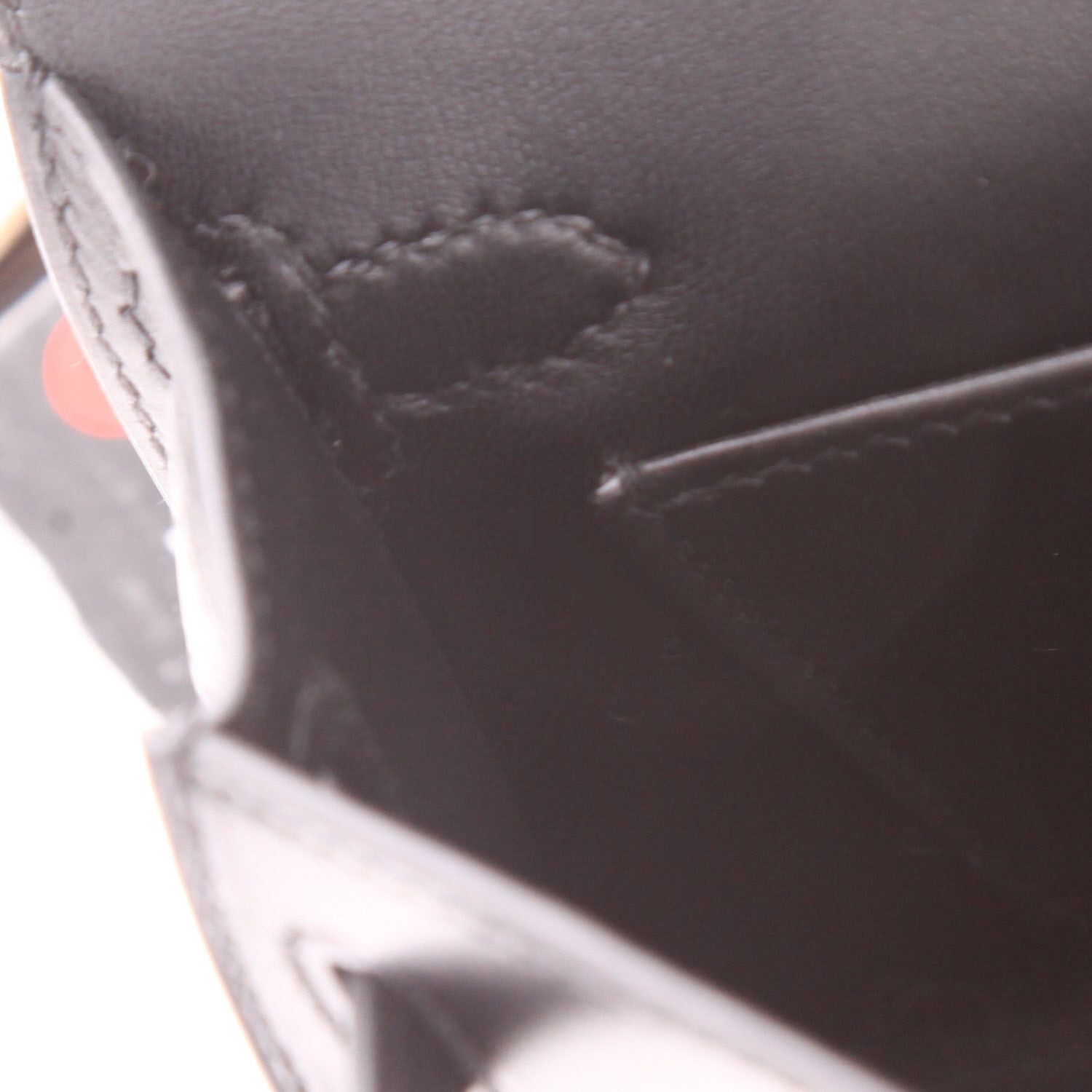 Hermès  Kelly 20 cm Cheval De Bois handbag  in black Tadelakt leather - Detail D4
