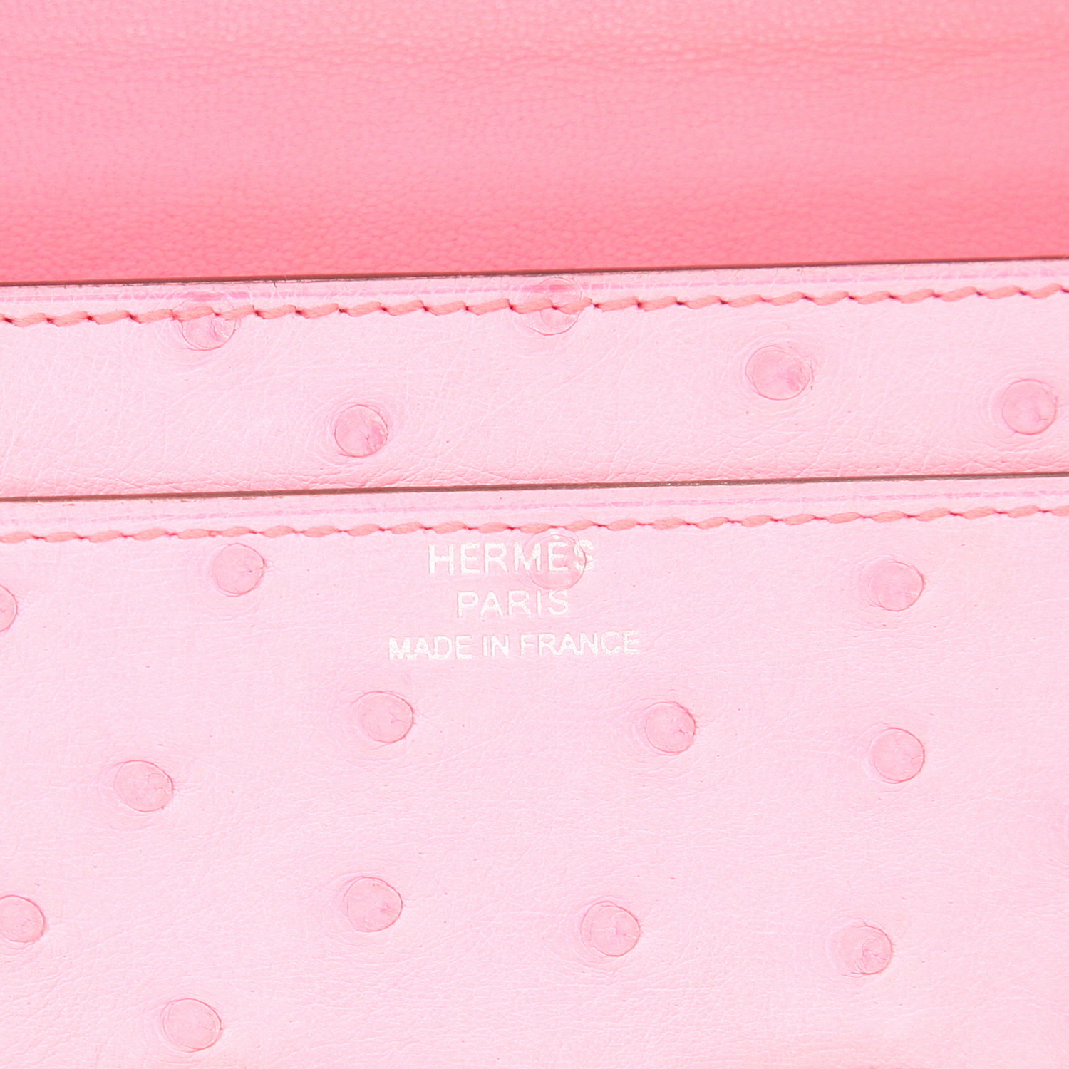 Sac bandoulière Hermès  Constance Long To Go en autruche Rose Bubblegum - Detail D2