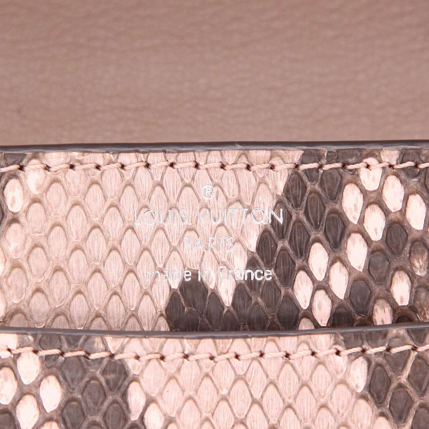 Bolso bandolera Louis Vuitton  Louise en piel de pitón beige y rosa - Detail D2