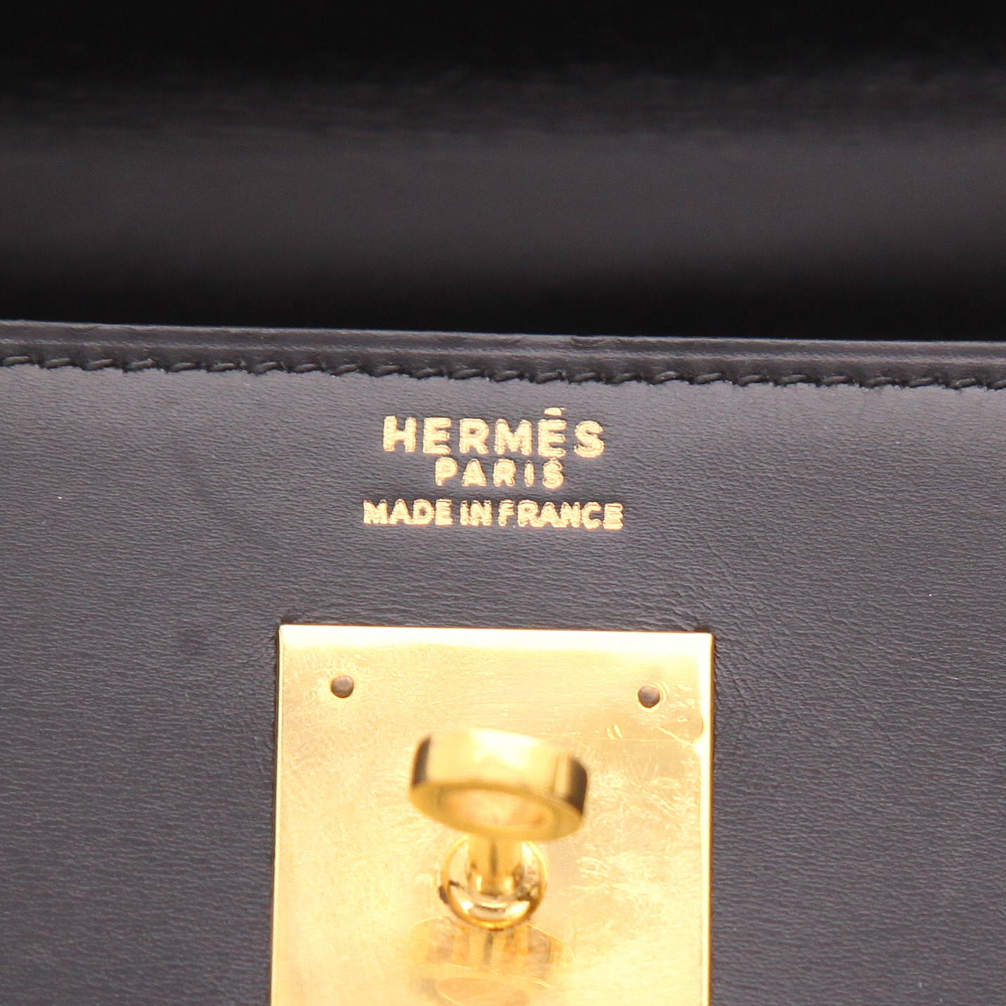 Hermès  Kelly 32 cm handbag  in black box leather - Detail D2