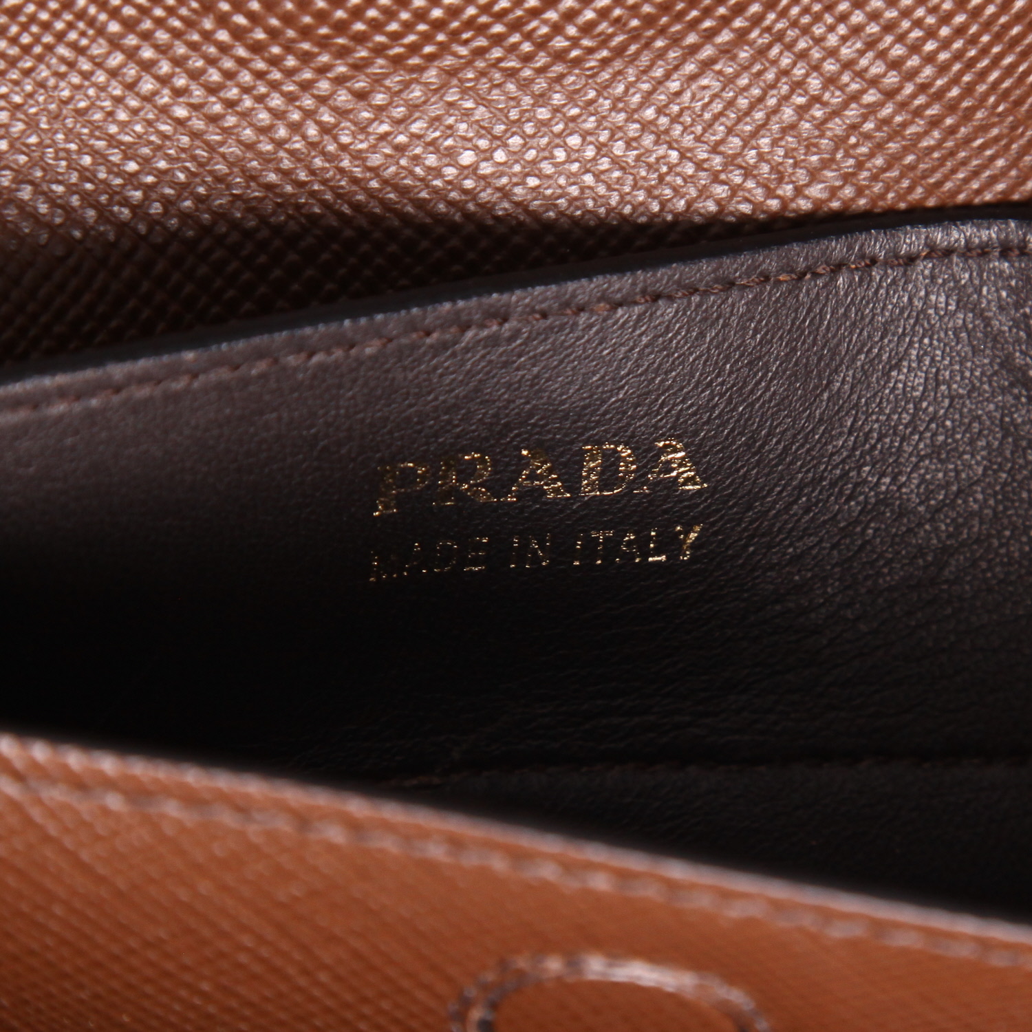 Prada medium double-compartment shoulder bag in brown Saffiano leather - Detail D2
