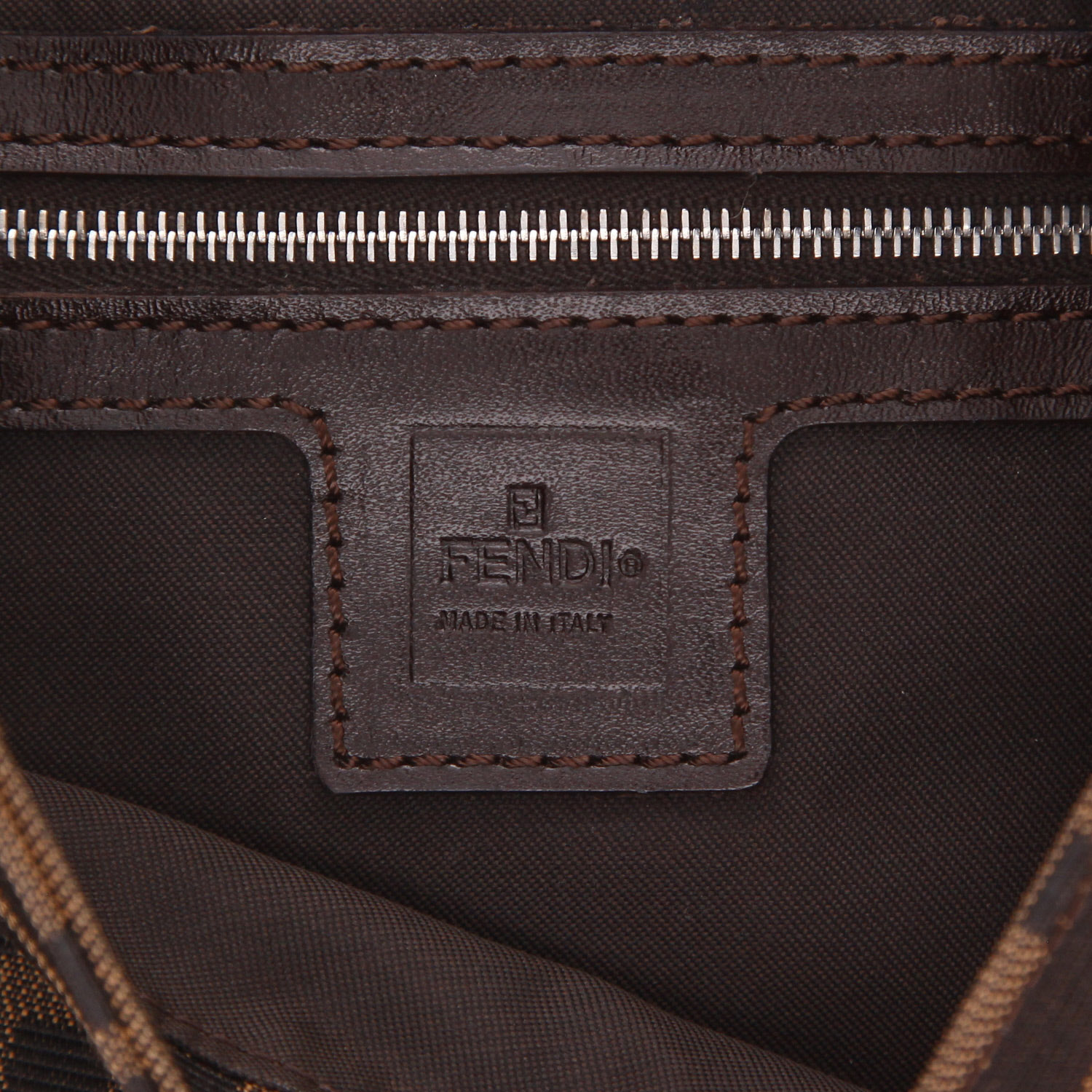 Bolso de mano Fendi  Baguette en lona monogram marrón y cuero marrón - Detail D2