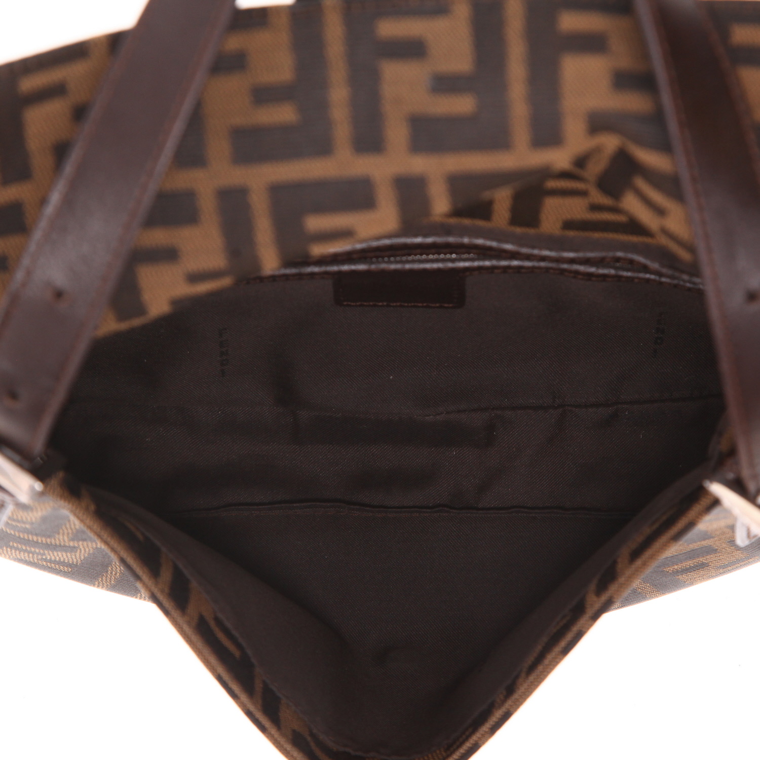 Fendi  Baguette handbag  in brown logo canvas  and brown leather - Detail D3