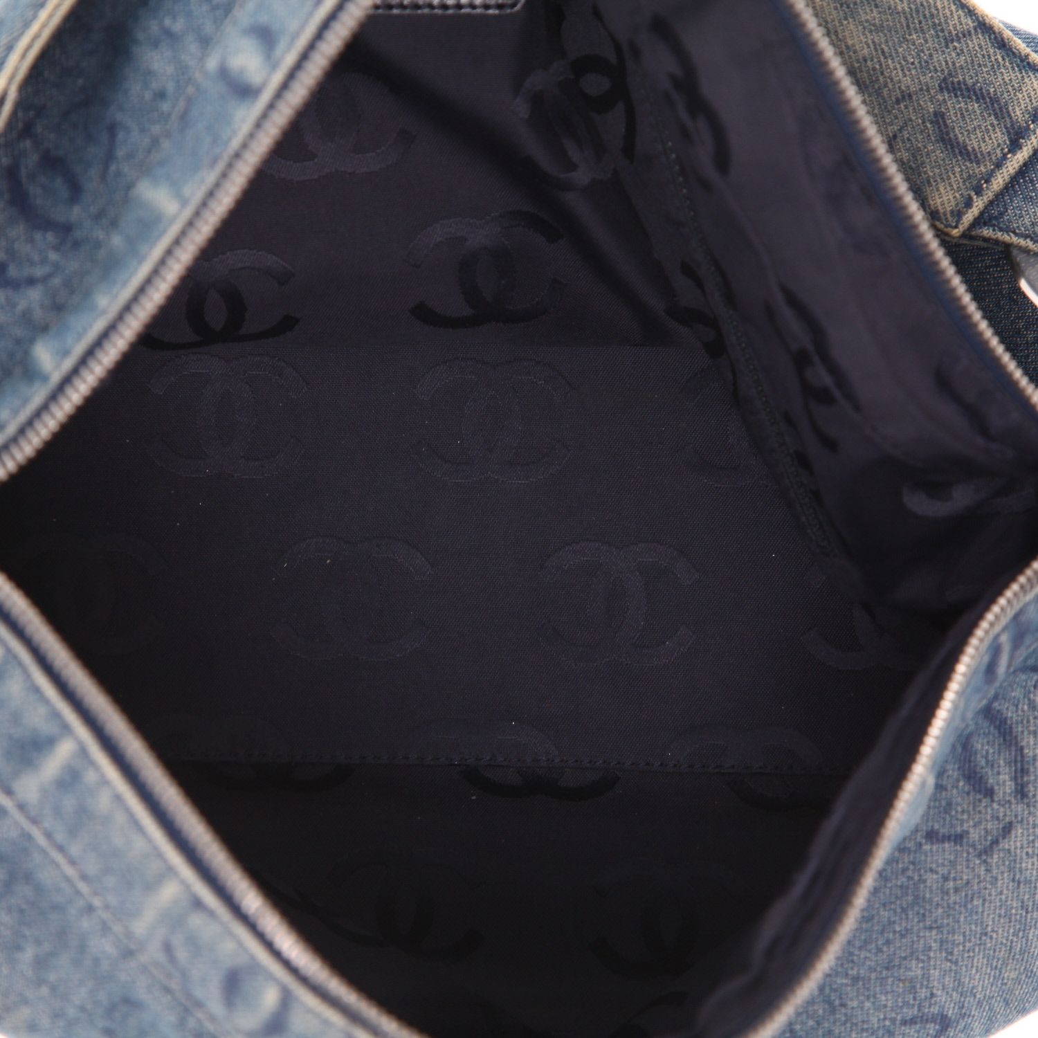 Chanel  Coco Mark Tote handbag  in blue denim canvas - Detail D3