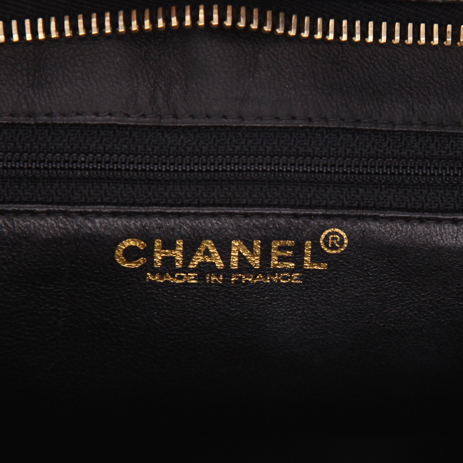 Bolso Chanel  Medallón de piel granulada negra - Detail D2