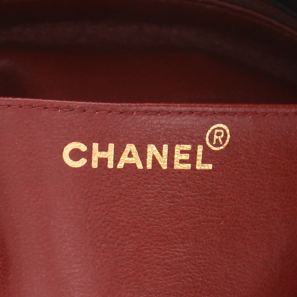 Chanel  Vintage handbag  in black chevron quilted leather - Detail D2