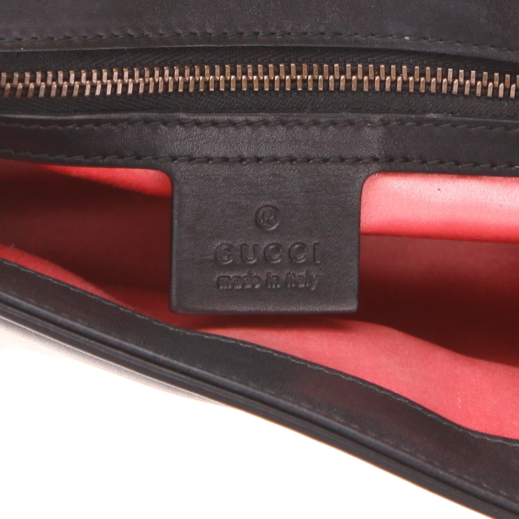 Bolso de mano Gucci  GG Marmont en cuero acolchado negro y blanco - Detail D2