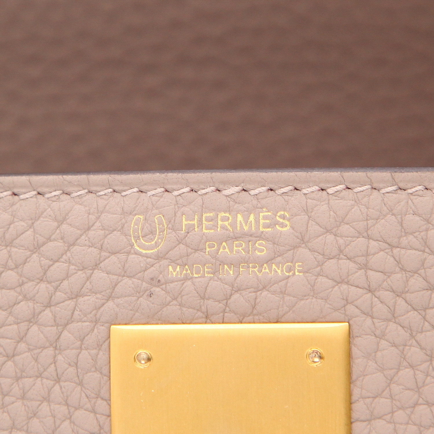 Bolso de mano Hermès  Kelly 28 cm en cuero taurillon clémence gris tórtola - Detail D2