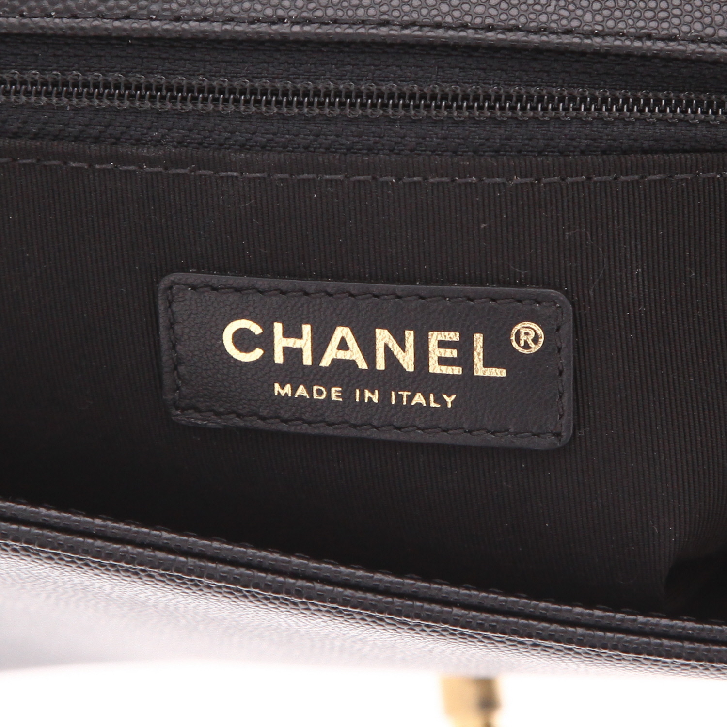 Sac bandoulière Chanel  Boy en cuir grainé matelassé noir - Detail D2