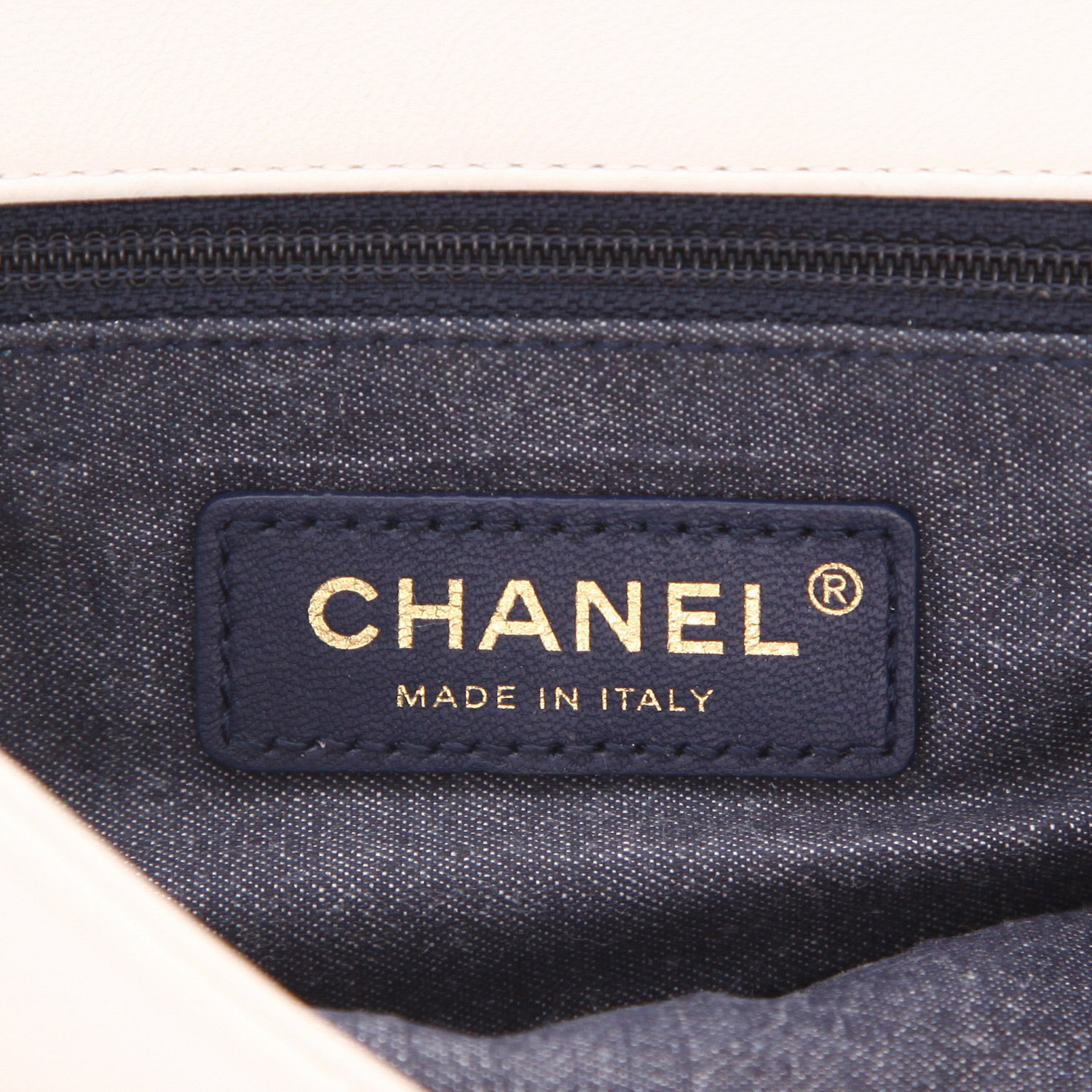 Sac bandoulière Chanel   en cuir matelassé blanc - Detail D2