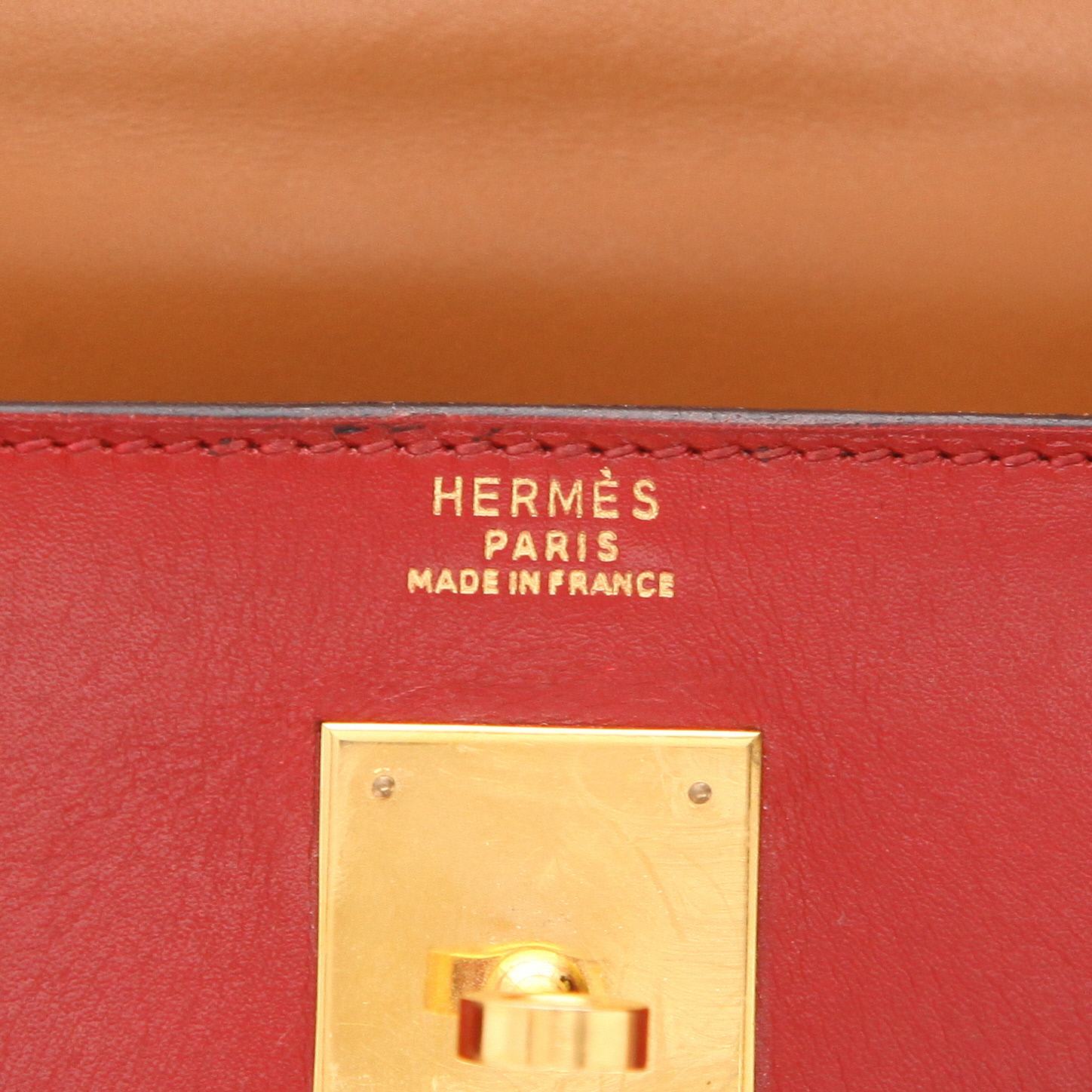 Bolso de mano Hermès  Kelly 32 cm en cuero box color burdeos rojo y color oro - Detail D2