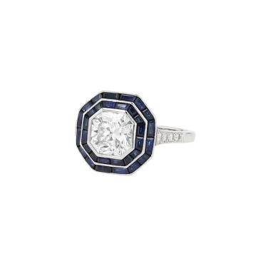 Bague solitaire Tiffany & Co Lucida en platine 950‰, diamant central (2.13 carats, Pureté estimée : VVS1, couleur estimée : F/G), diamants de pavage de taille brillant qualité estimé G/VS et saphirs calibrés