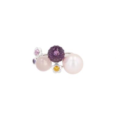Anello Chanel Mademoiselle modello piccolo in oro bianco, pietre colorate e perla Anello Chanel Mademoiselle modello piccolo in oro bianco, pietre colorate e perla