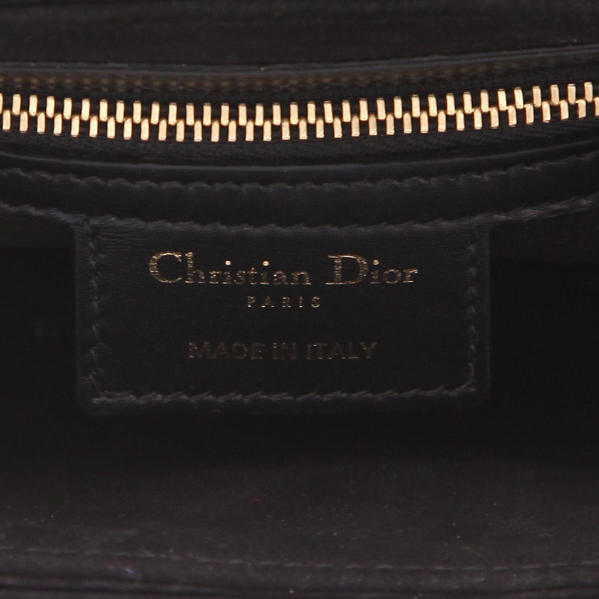 Bolso bandolera Dior  CD Signature en cuero liso negro - Detail D2