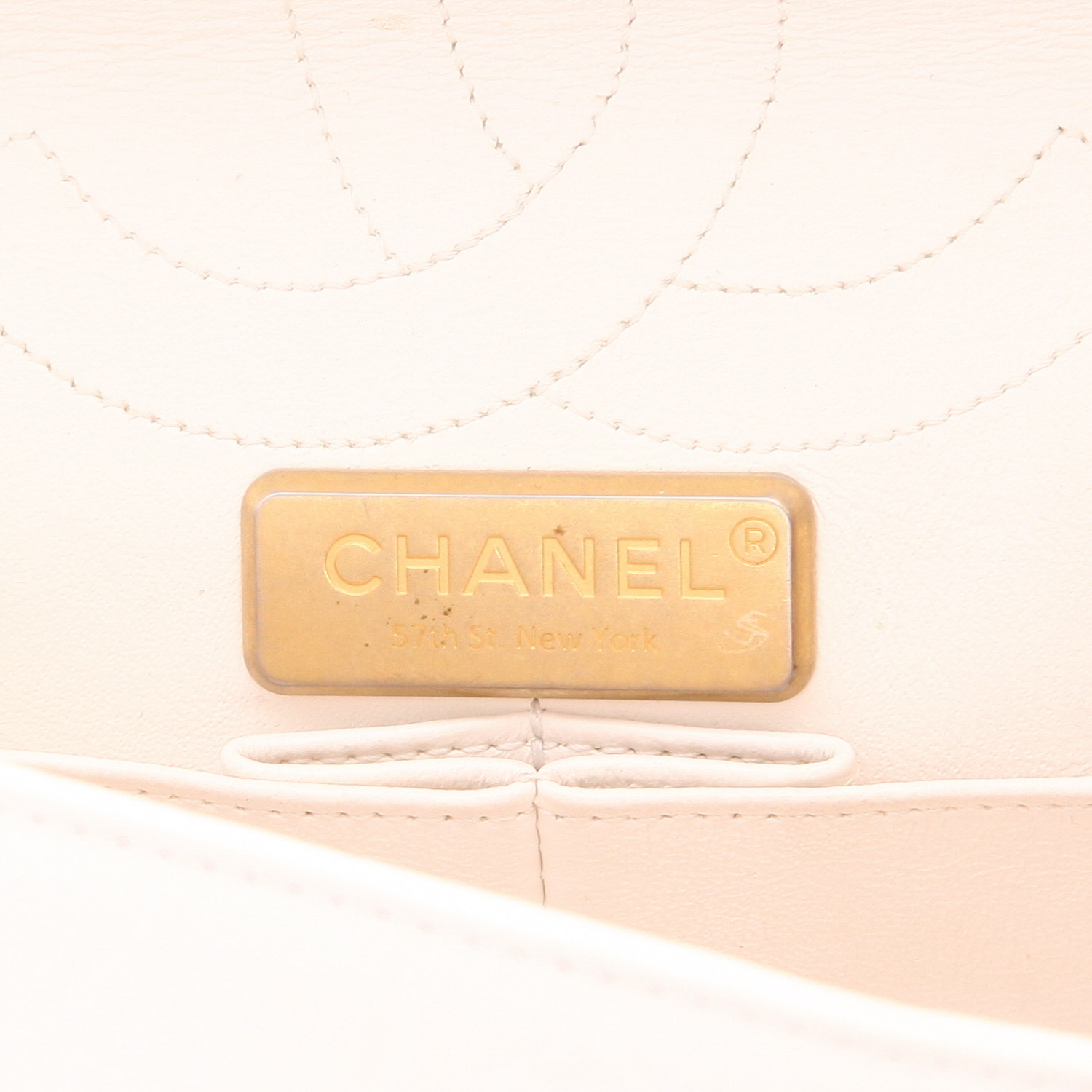 Sac bandoulière Chanel  2.55 en cuir matelassé blanc - Detail D2