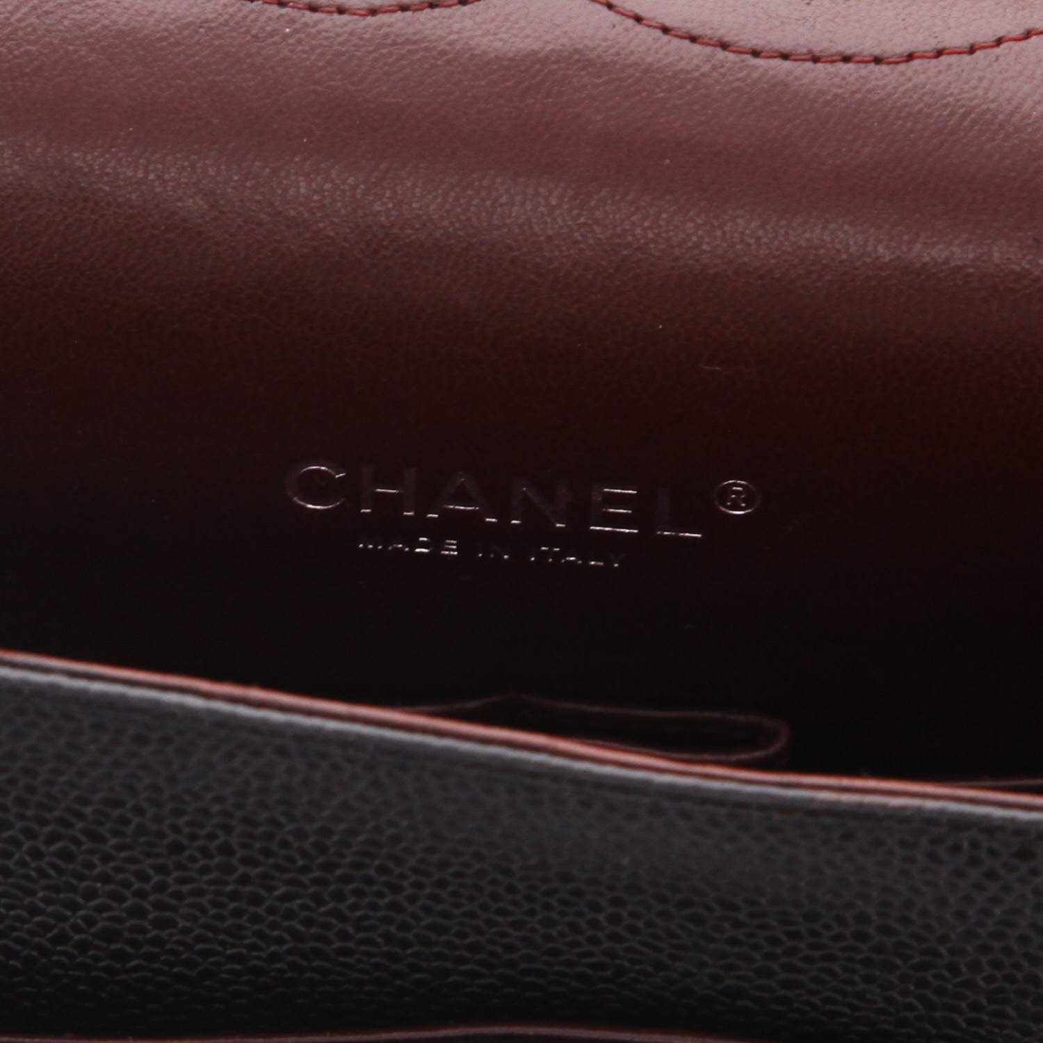 Chanel  Timeless Maxi Jumbo shoulder bag  in black quilted grained leather - Detail D2