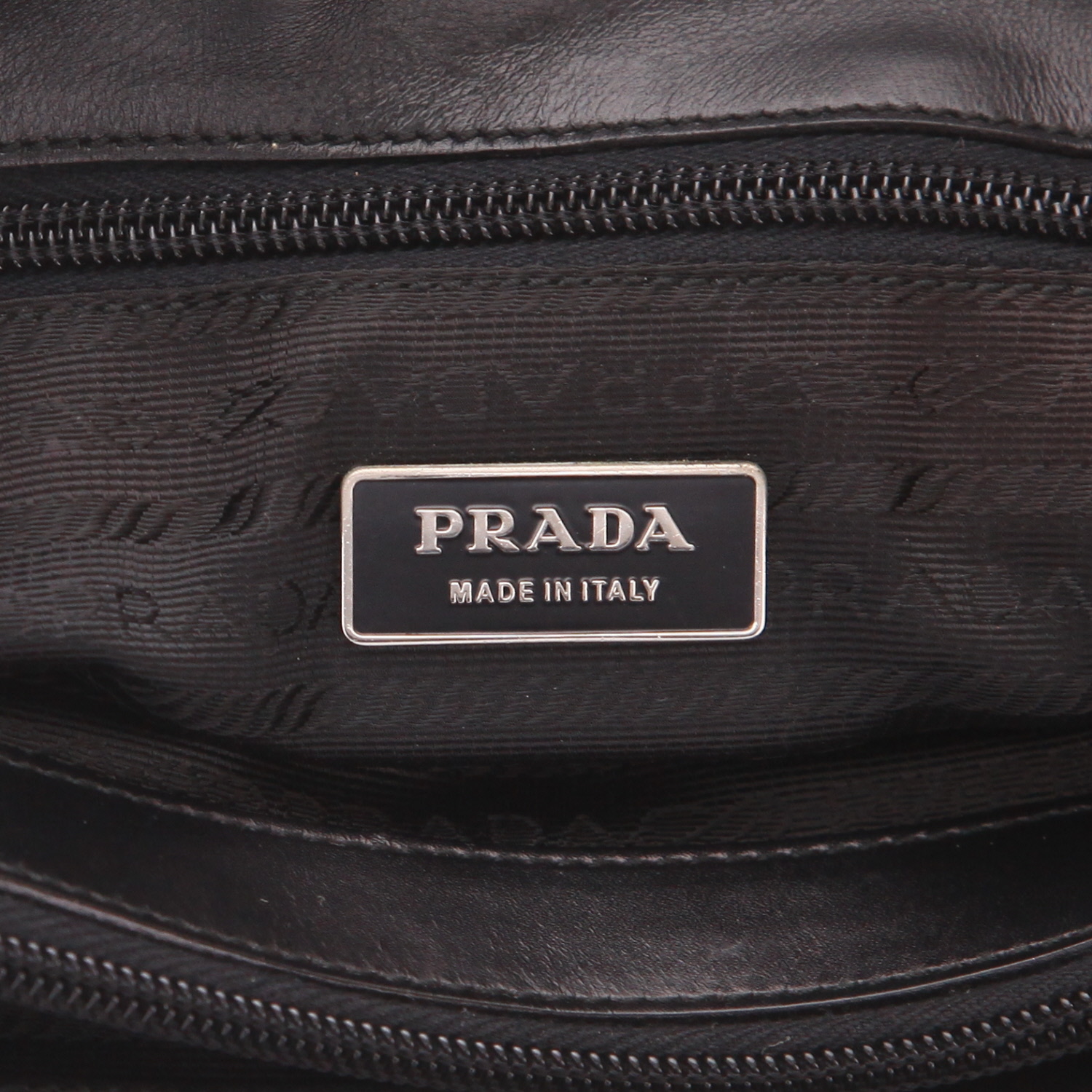 Prada   handbag  in black leather - Detail D2