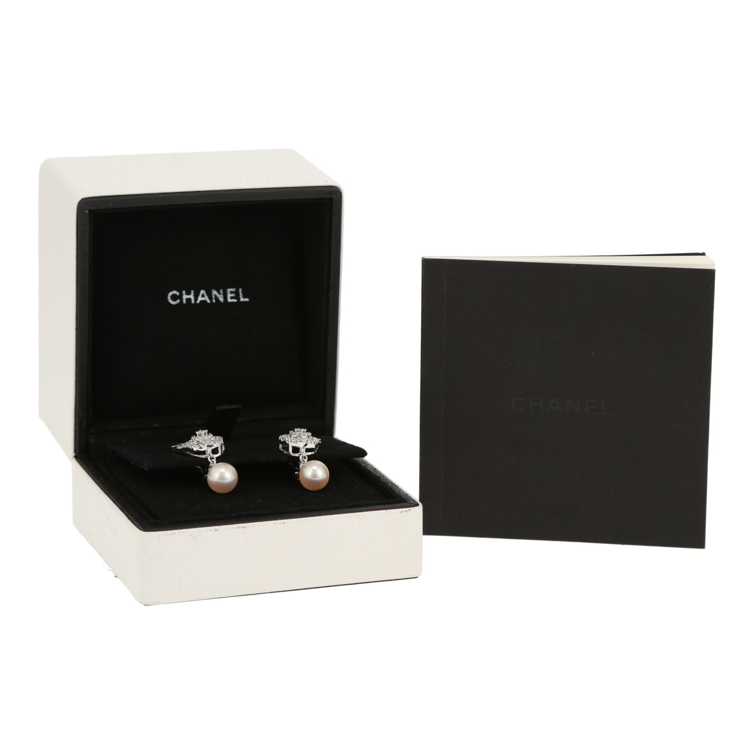 Paire de boucles d'oreilles Chanel Camelia en or blanc, diamants et perles - Detail D2