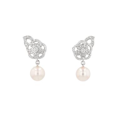 Paire de boucles d'oreilles Chanel Camelia en or blanc, diamants et perles