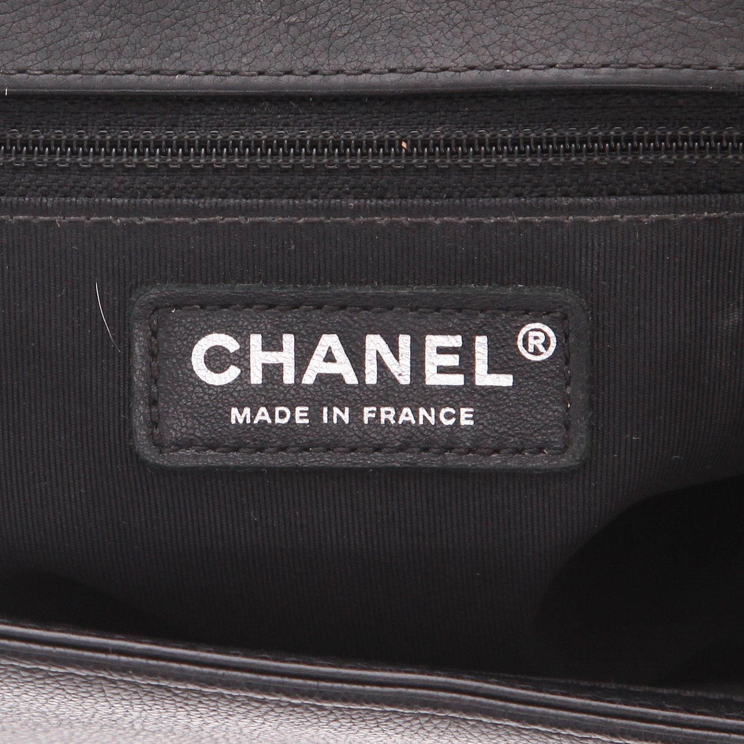 Bolso bandolera Chanel  Boy en cuero granulado acolchado negro - Detail D2