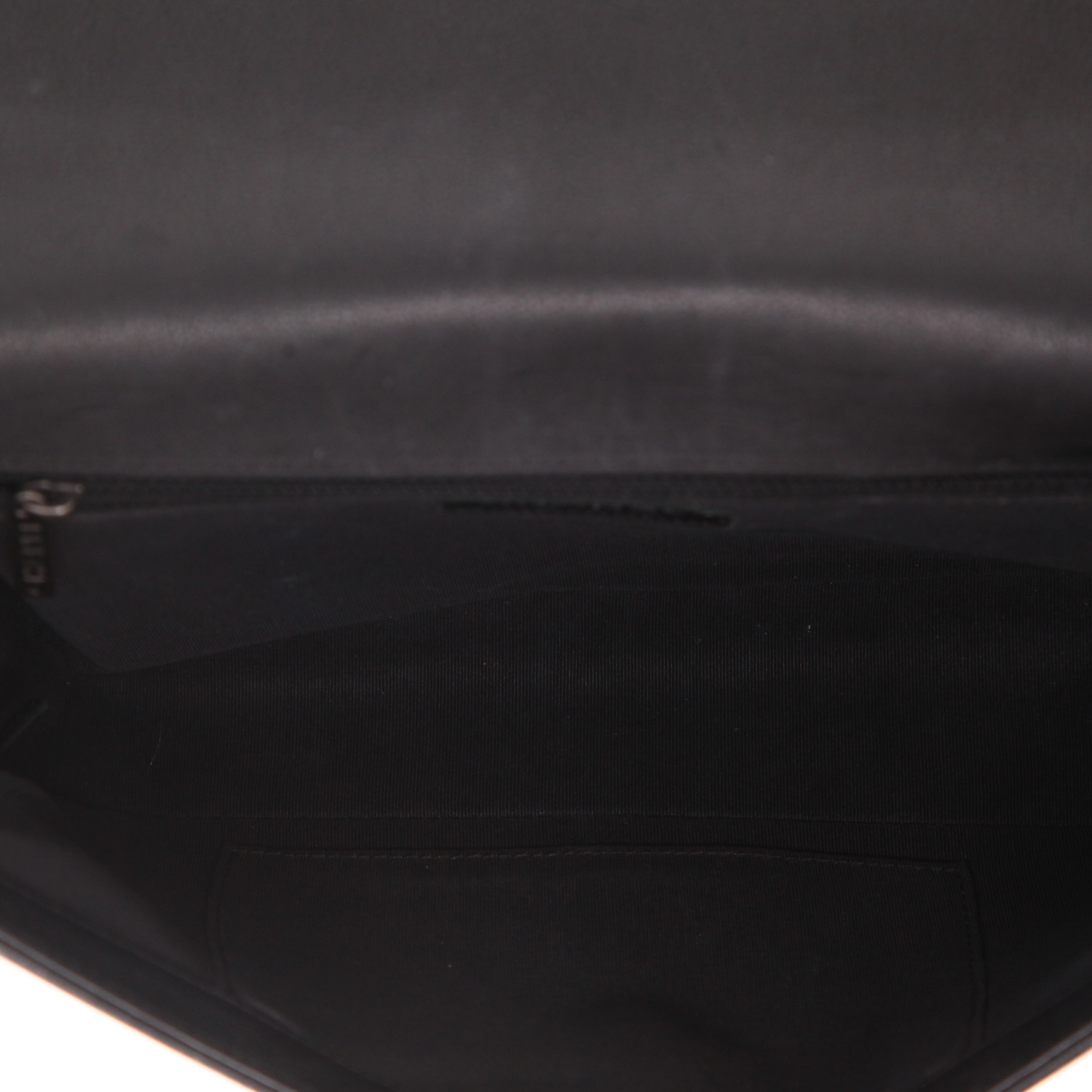 Borsa a tracolla Chanel  Boy in pelle martellata e trapuntata nera - Detail D3