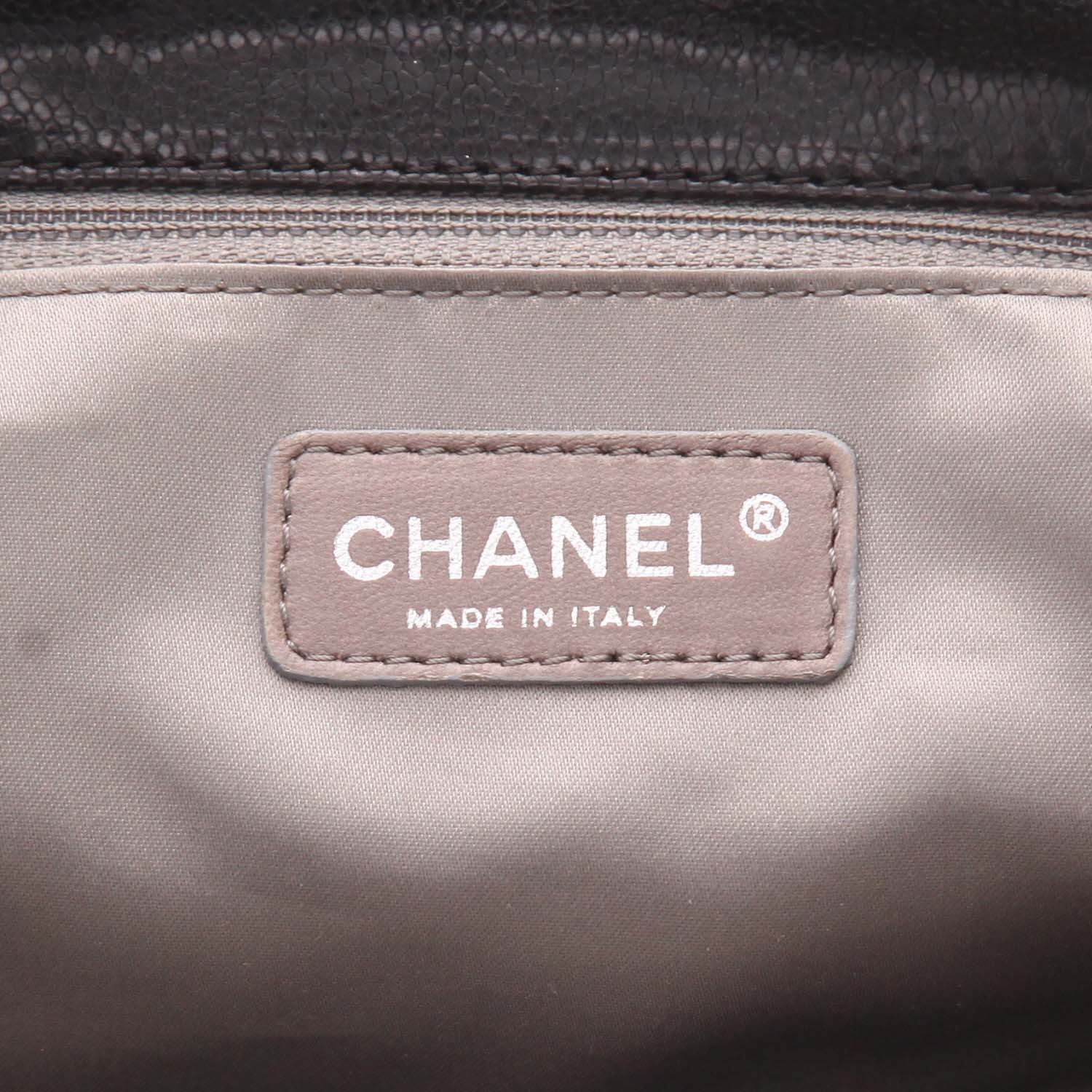 Sac à main Chanel   en cuir grainé matelassé noir - Detail D2
