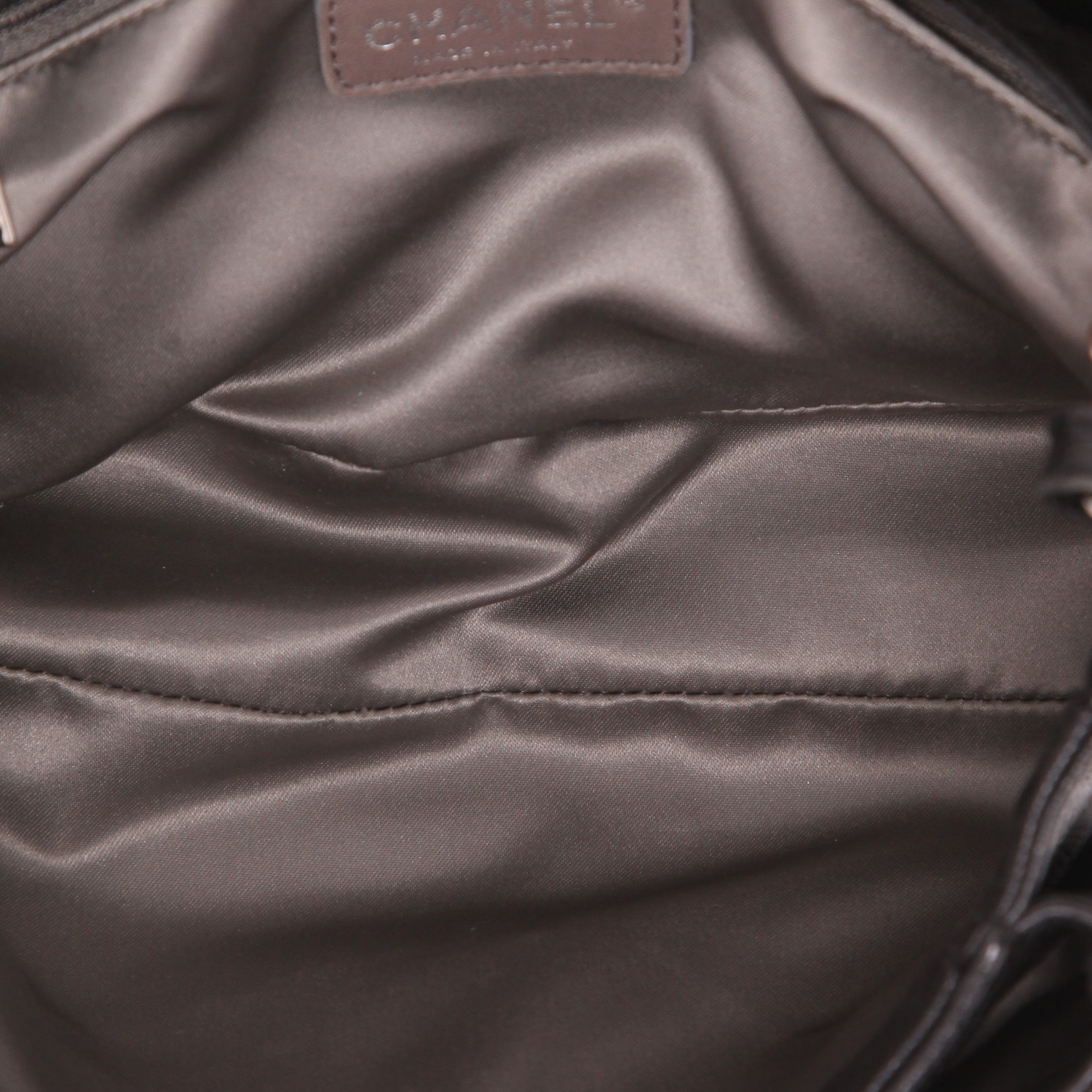 Sac à main Chanel   en cuir grainé matelassé noir - Detail D3