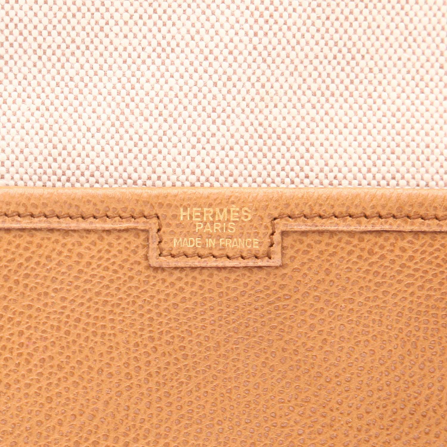Bolsito de mano Hermès  Jige en cuero granulado color oro - Detail D2