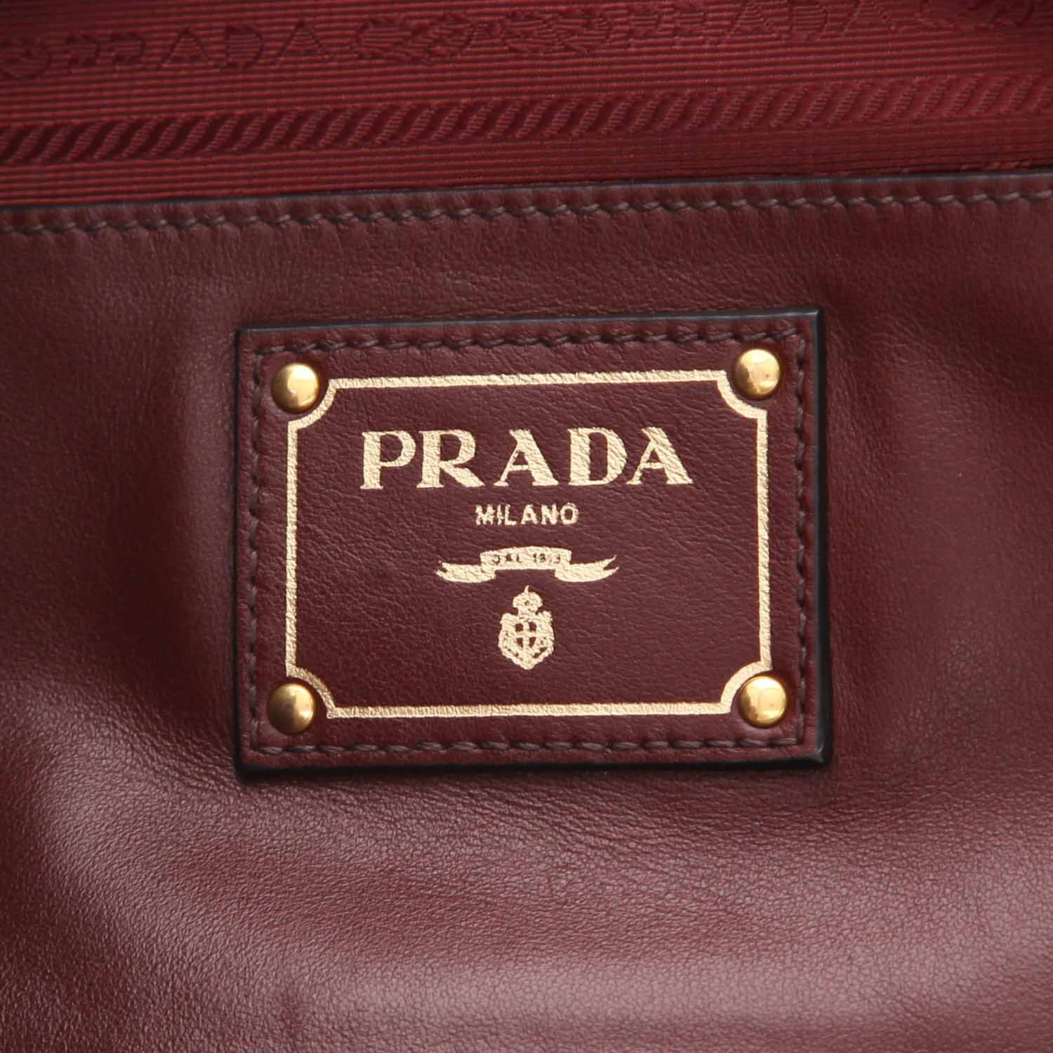 Prada   handbag  in burgundy leather - Detail D2