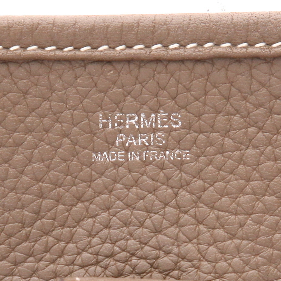 Sac bandoulière Hermès  Evelyne III en cuir togo étoupe - Detail D2