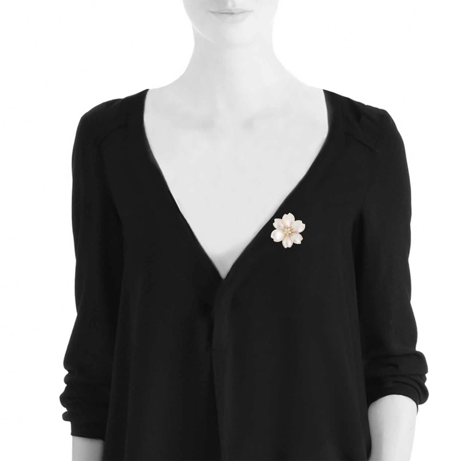 Clip Van Cleef & Arpels Rose de Noel moyen modèle en or jaune, diamants et nacre (Turbo Marmoratus) - Detail D1