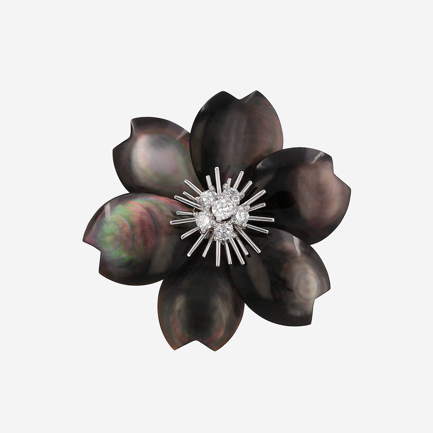 Spilla Van Cleef 
Arpels Rose de Noel modello medio in platino, oro bianco e madreperla in diamanti