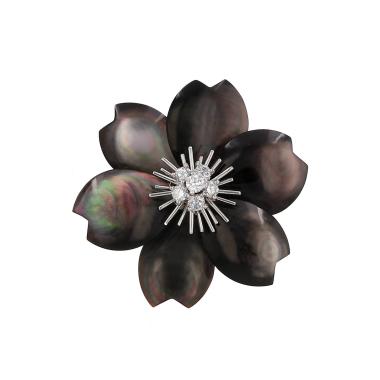 Spilla Van Cleef 
Arpels Rose de Noel modello medio in platino, oro bianco e madreperla in diamanti