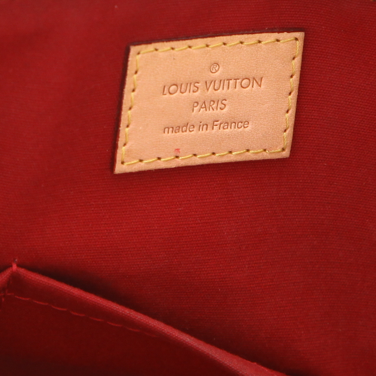 Sac à main Louis Vuitton  Bellevue en cuir verni monogram rouge et cuir naturel - Detail D2