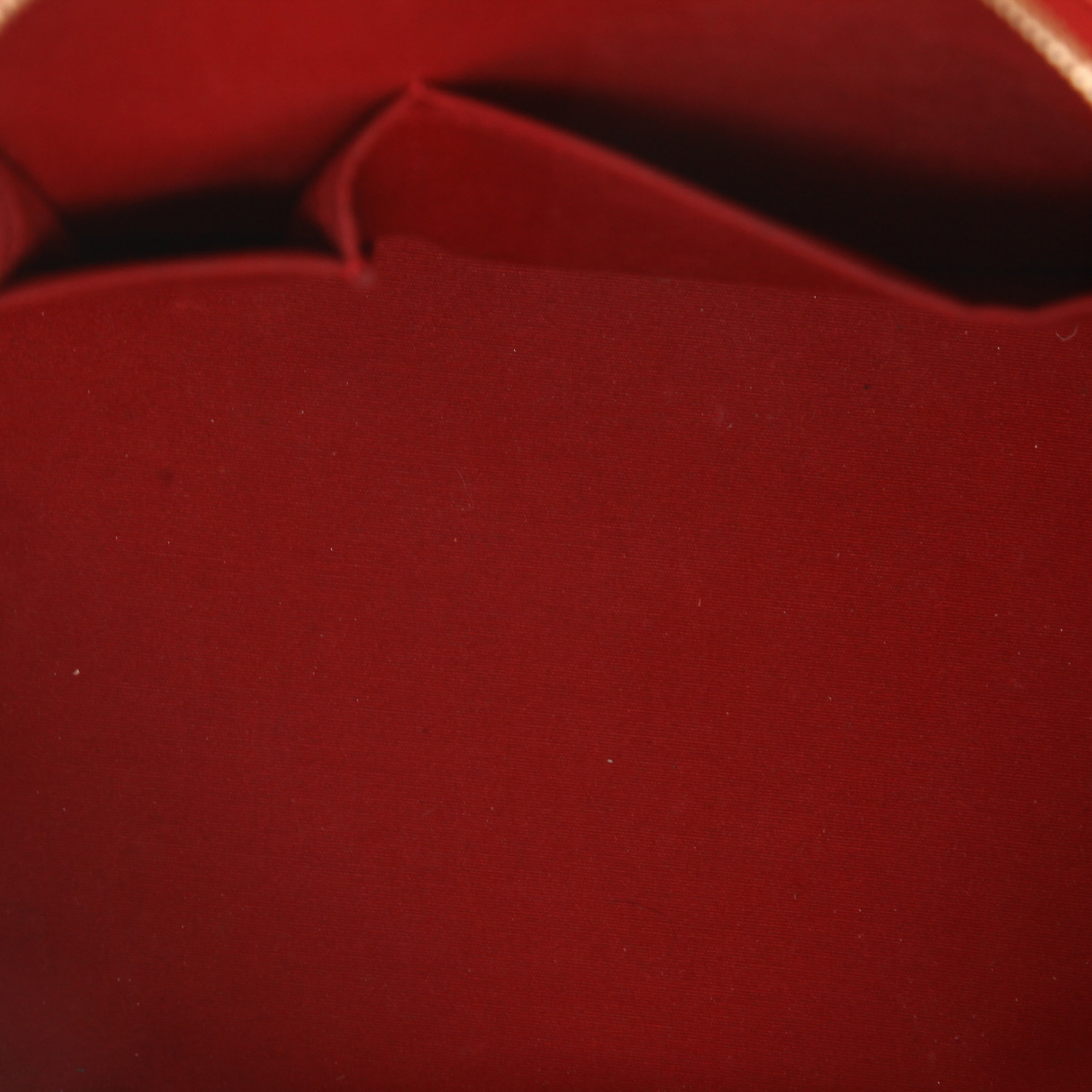 Sac à main Louis Vuitton  Bellevue en cuir verni monogram rouge et cuir naturel - Detail D3