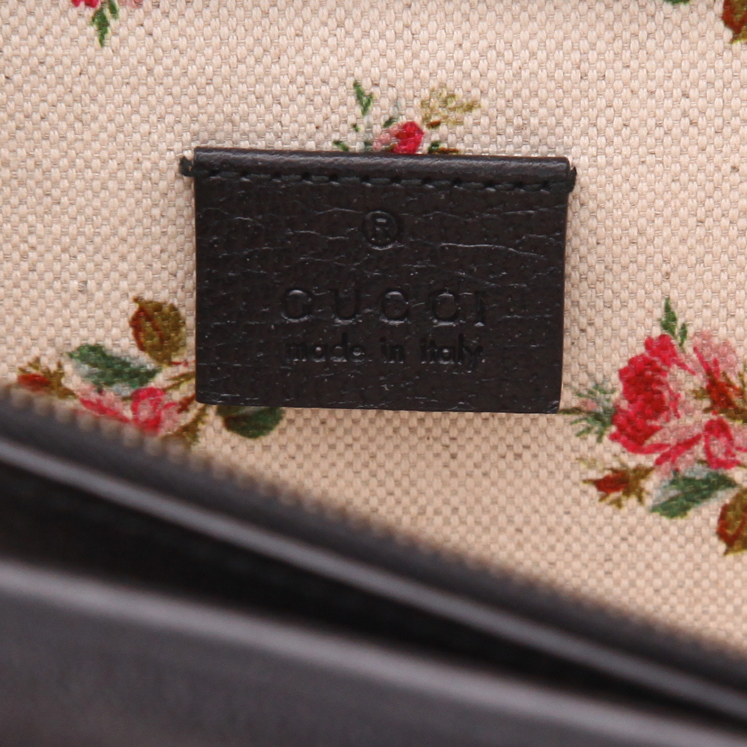 Bolso para llevar al hombro o en la mano Gucci  Dionysus en cuero negro y lona bicolor - Detail D2