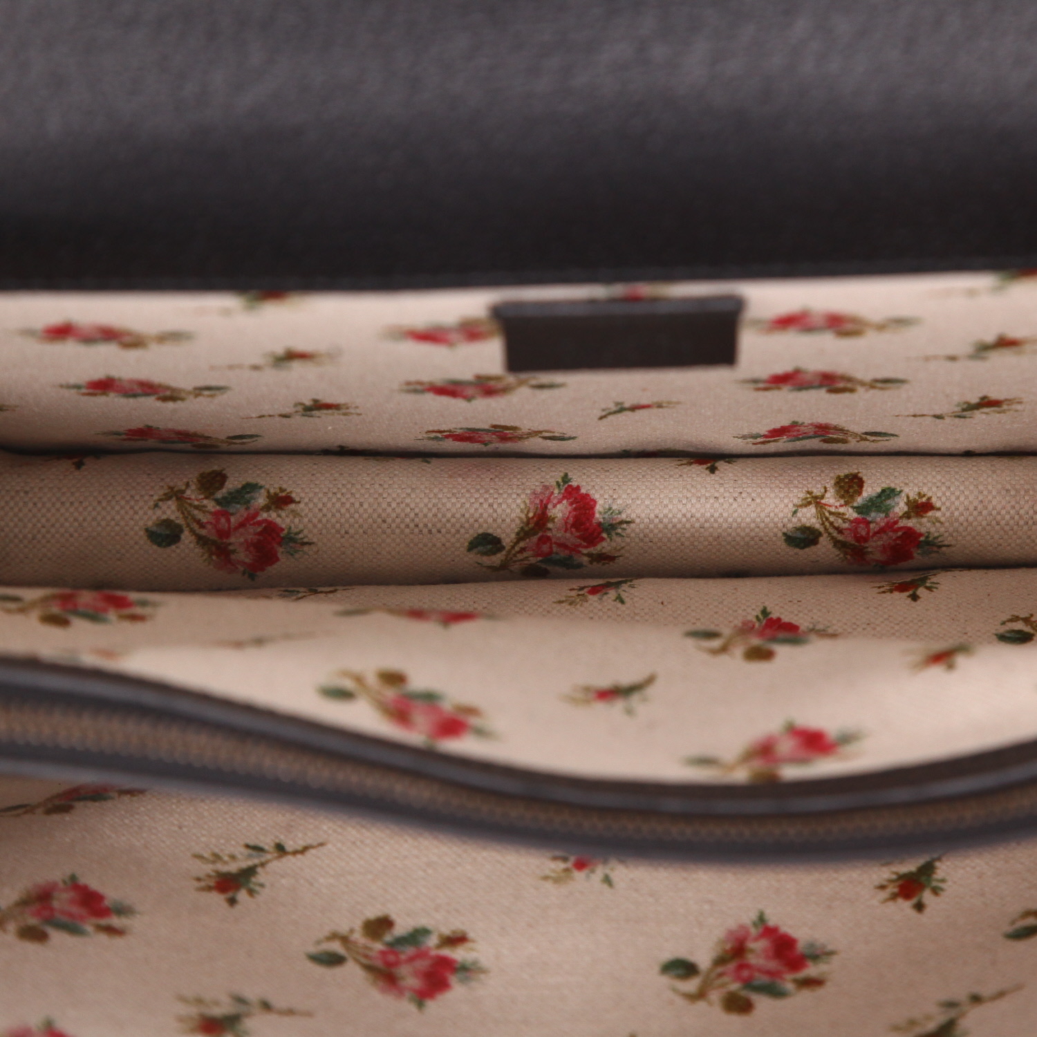 Bolso para llevar al hombro o en la mano Gucci  Dionysus en cuero negro y lona bicolor - Detail D3