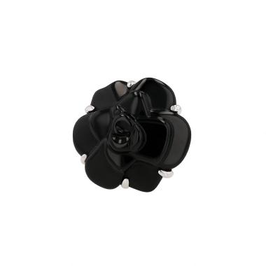 Chanel Camelia large model ring in white gold and onyx Chanel Camelia large model ring in white gold and onyx