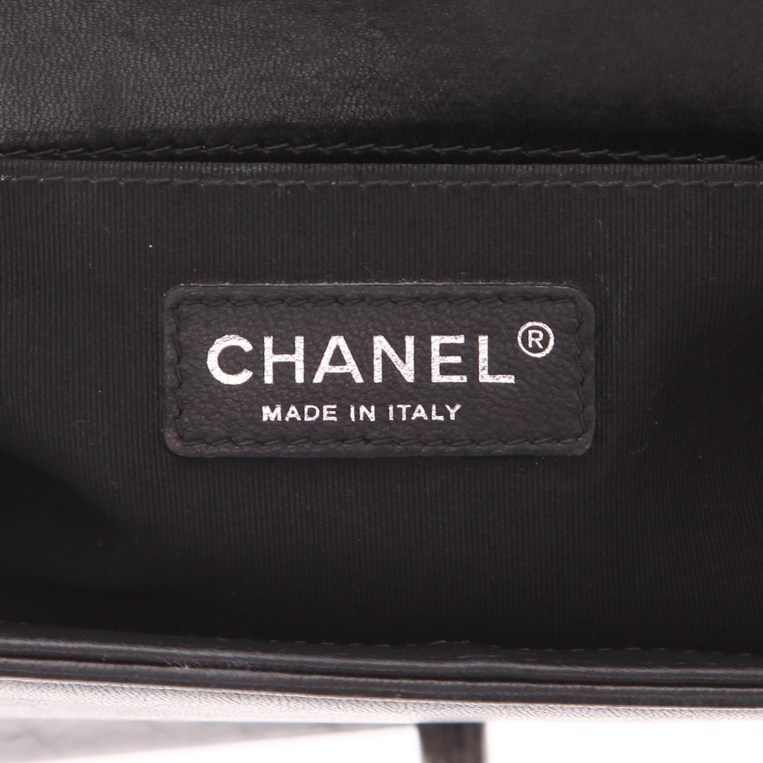 Chanel  Boy shoulder bag  in black quilted leather - Detail D2