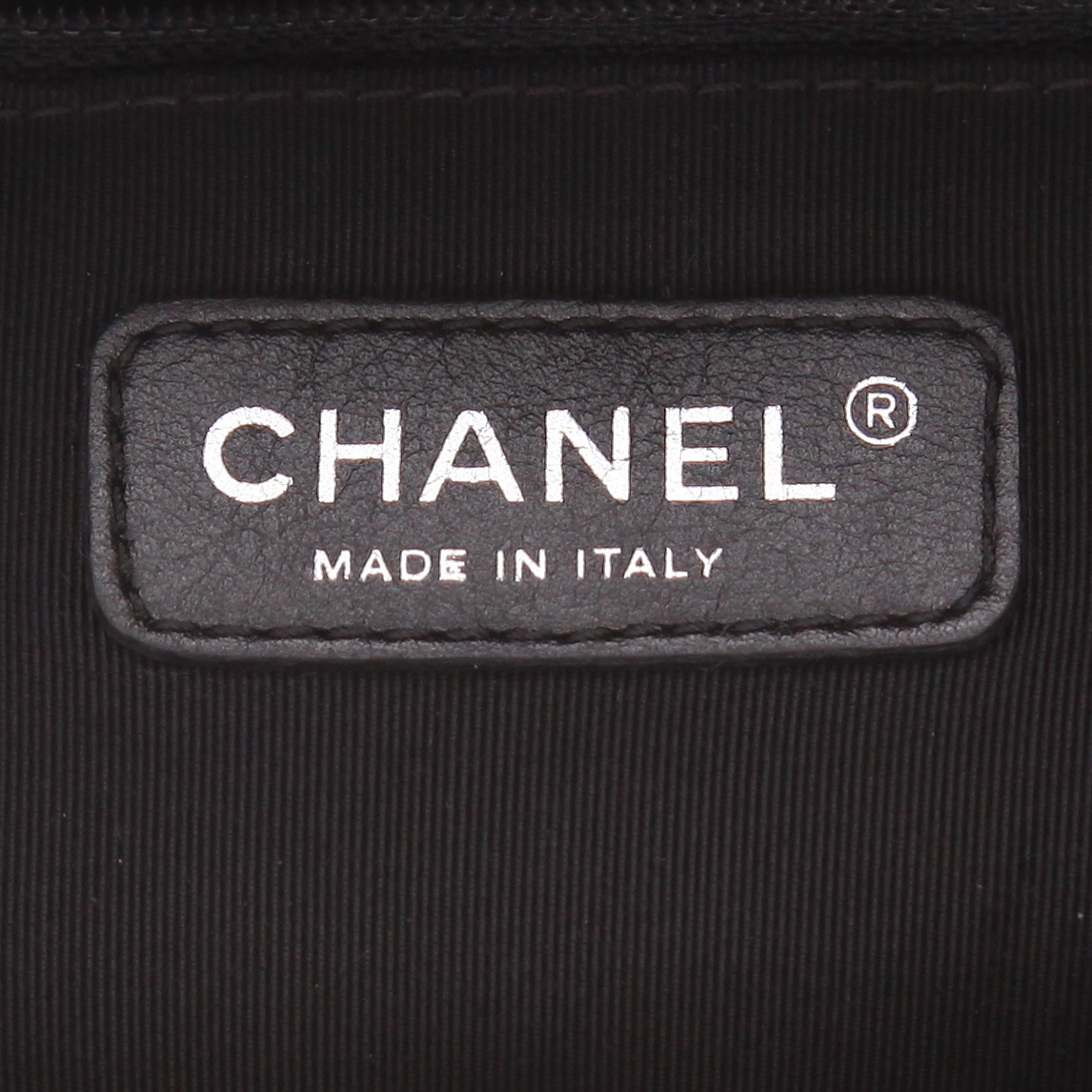 Borsa Chanel  Boy in pelle verniciata e foderata blu marino - Detail D2