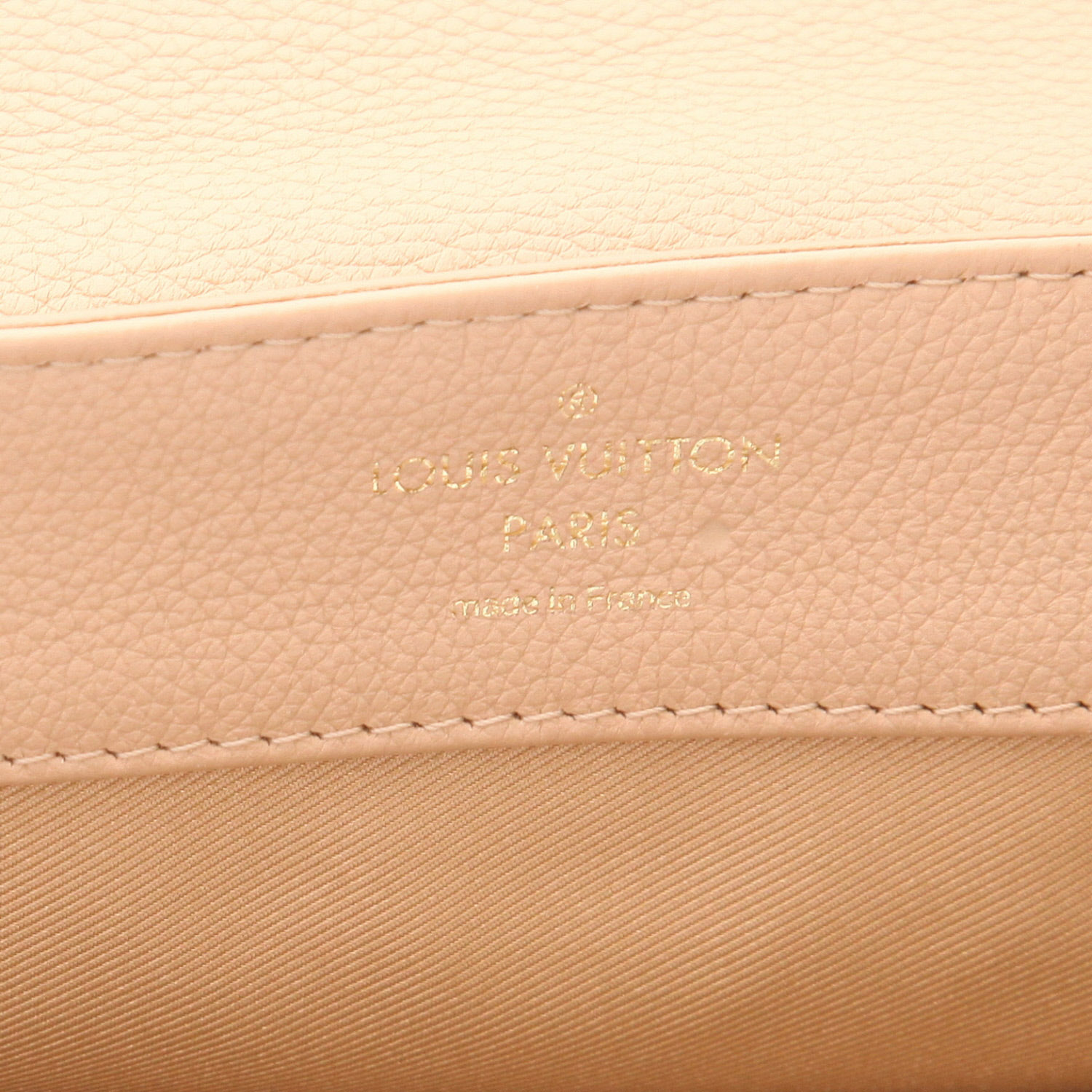 Sac à main Louis Vuitton  Lockme en cuir grainé beige et noir - Detail D2