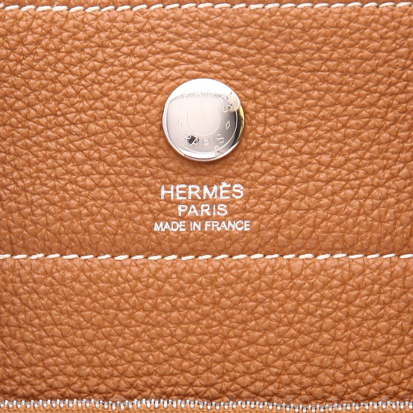 Bolso de mano Hermès   en cuero togo color oro - Detail D2