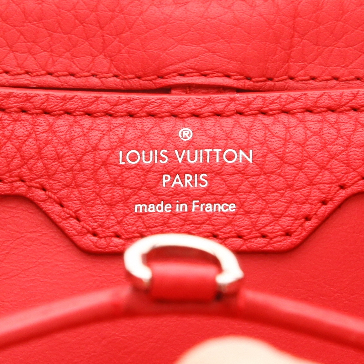 Bolso de mano Louis Vuitton  Capucines en cuero taurillon clémence rojo y piel de pitón beige - Detail D2