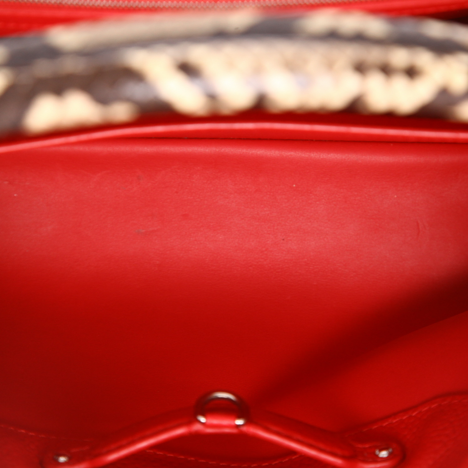 Bolso de mano Louis Vuitton  Capucines en cuero taurillon clémence rojo y piel de pitón beige - Detail D3