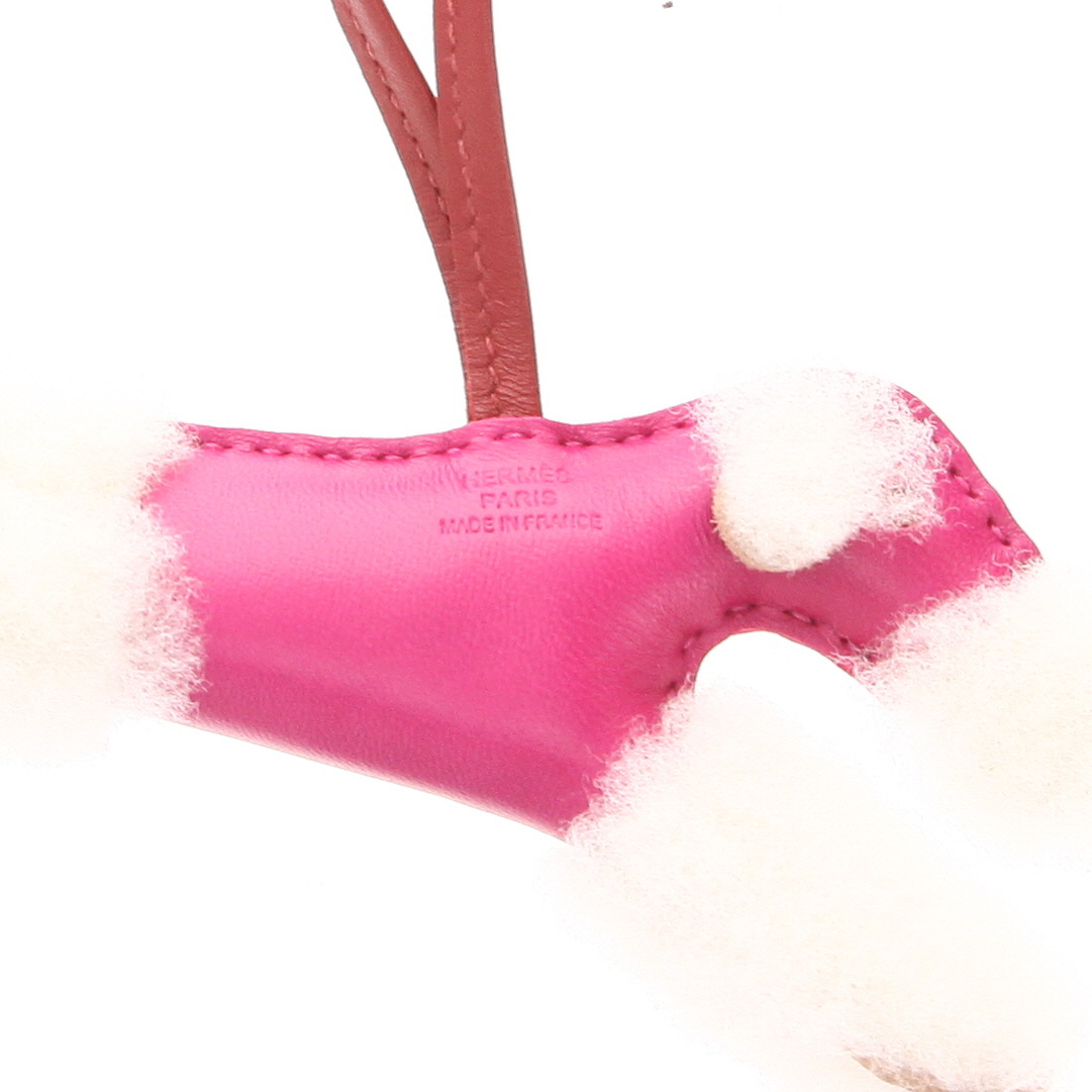 Accessoire de sac Hermès  Caniche en cuir rose et rouge et peau lainée - Detail D2