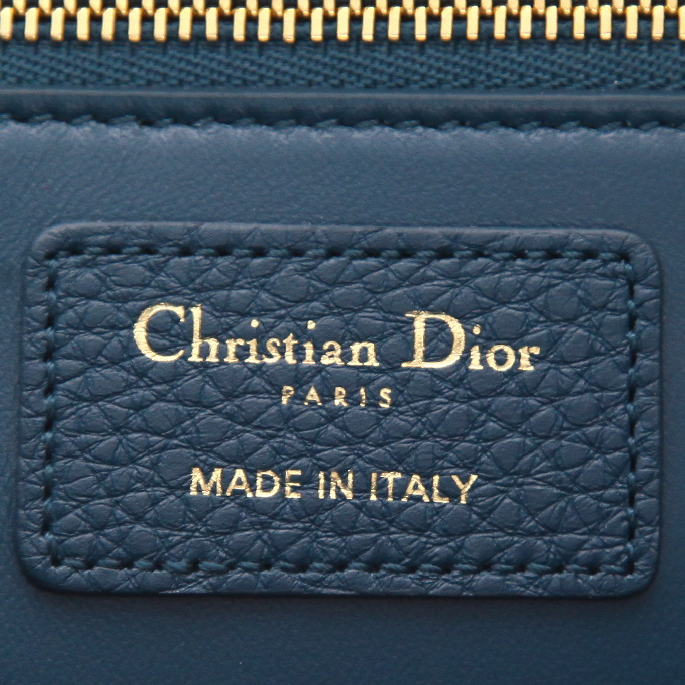 Borsa a tracolla Dior  30 Montaigne in pelle martellata blu - Detail D2
