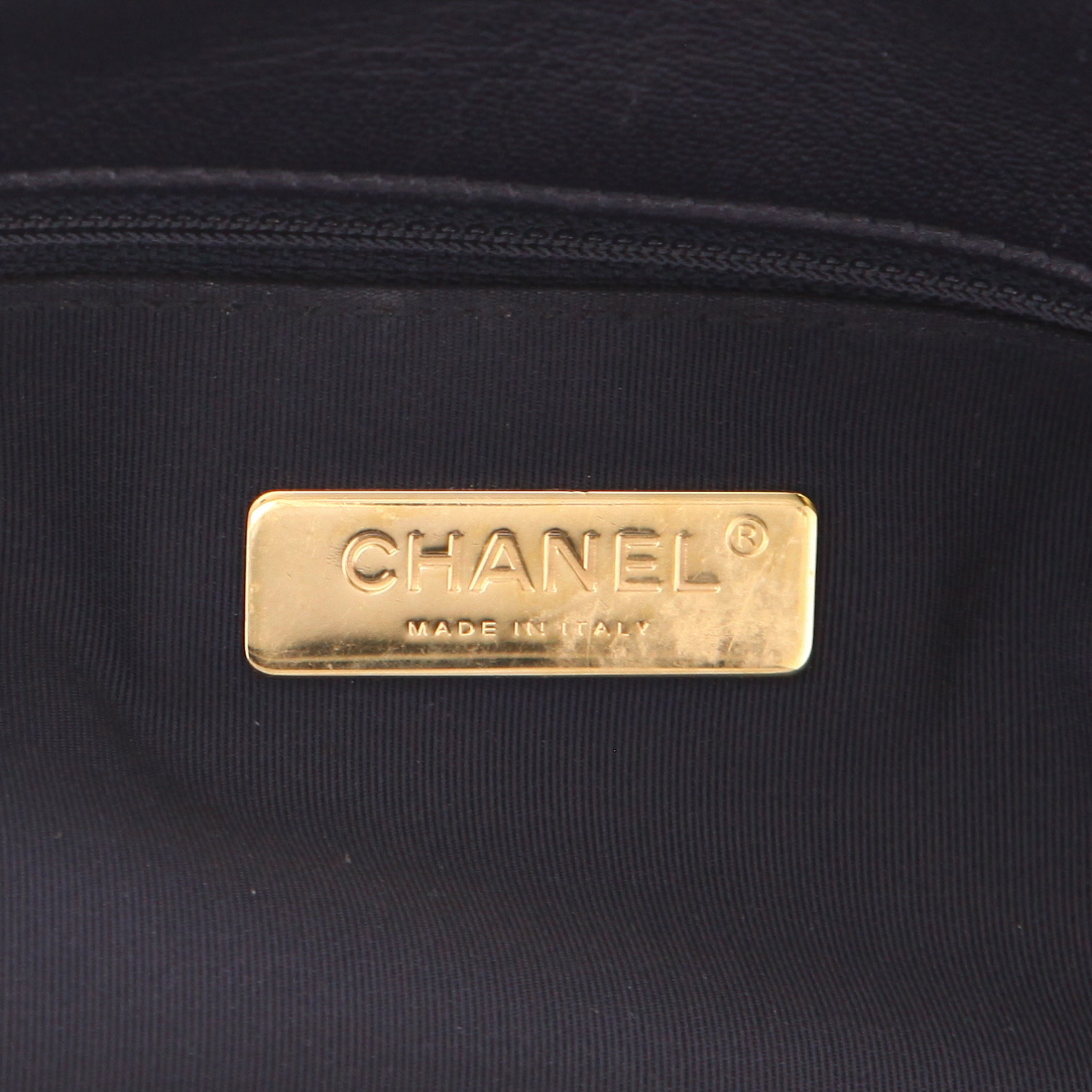 Chanel  19 medium model  shoulder bag  in navy blue quilted leather - Detail D2